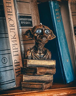 🧙 Свiчка «Dobby на книгах» 8871344 фото