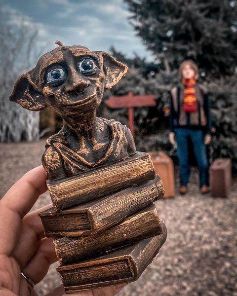 🧙 Свiчка «Dobby на книгах» 8871344 фото