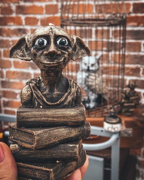 🧙 Свiчка «Dobby на книгах» 8871344 фото