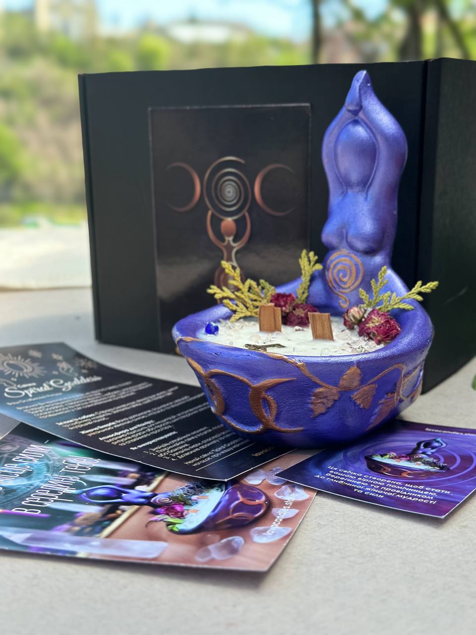 Чорна подарункова коробка зі свічкою Spiral Goddess і листівками | LavaAromaCandles
